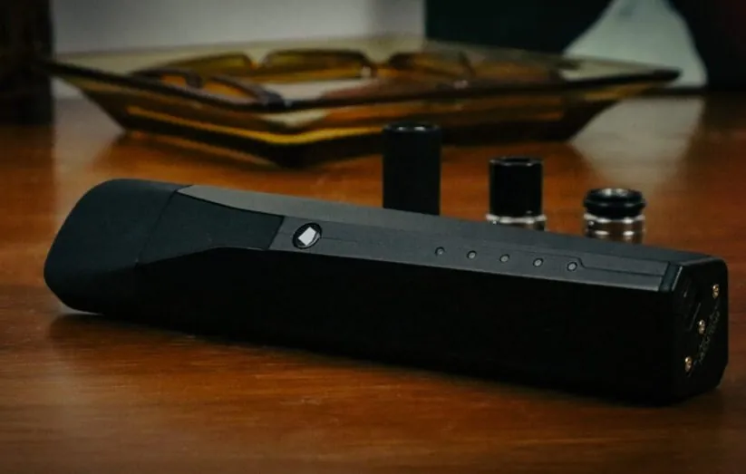 Mixturus device on a wood table