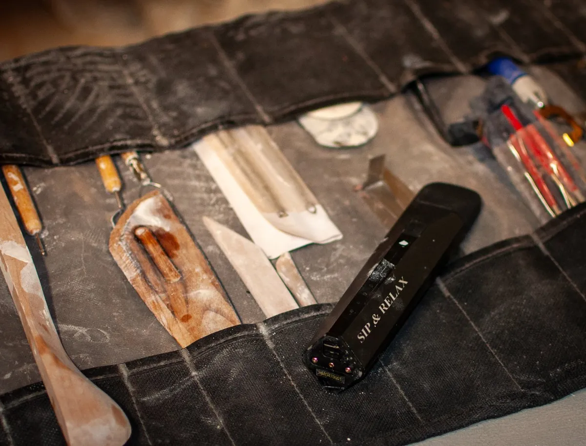 Mixturus device in a leather tool roll